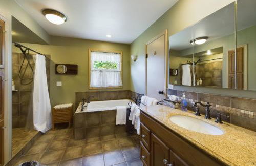 Daffodil Cottage in Downtown Packwood, WIFI, BBQ, Firepit, Smores - Foto 14