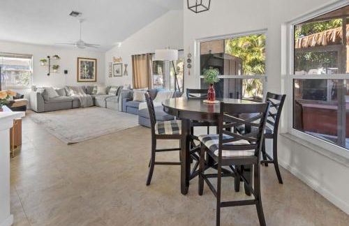 Plantation Pool Home with Hot Tub Sleeps 10 - Foto 11