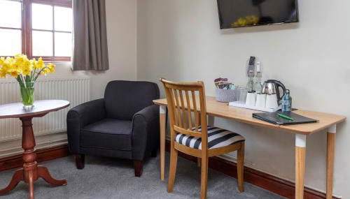 Charney Manor - Photo 3