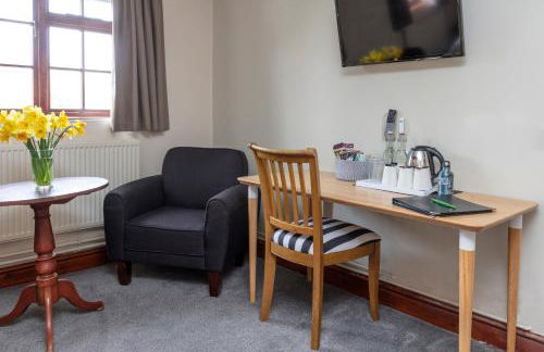 Charney Manor - Photo 3