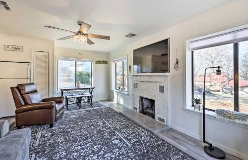 Lakefront Grove Cabin Shared Dock and Seasonal Pool - Foto 4