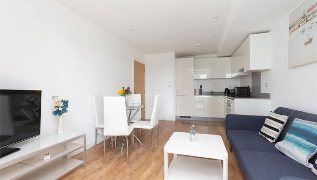 Skyvillion - Tower Point Enfield 1bed With Balcony - Photo 5