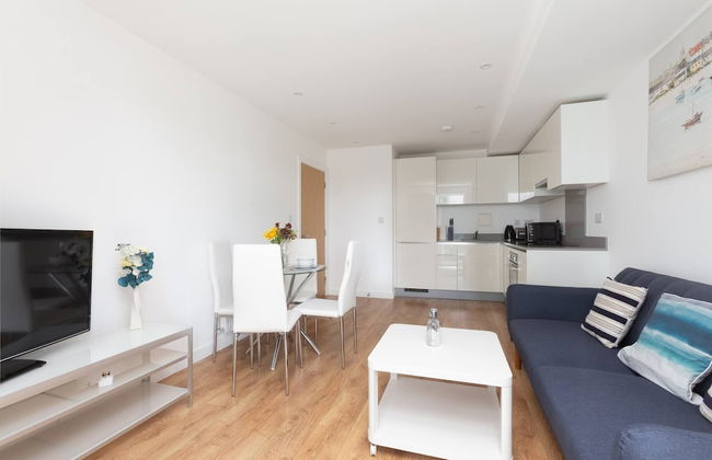 Skyvillion - Tower Point Enfield 1bed With Balcony - Photo 5