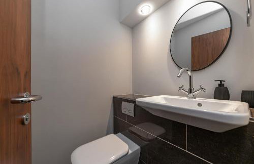 MK CITY CENTRE, THE DIAMOND SUITE, FREE Parking Space, PREMIUM SPACIOUS Apartment with FOOSBALL TABLE - Foto 40