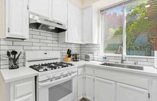 Remodeled 3B2B Bright House with a King Suite - Foto 15