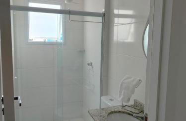 Apto 2 quartos com ar, piscina e varanda I 6 min praia Aruana - Foto 18