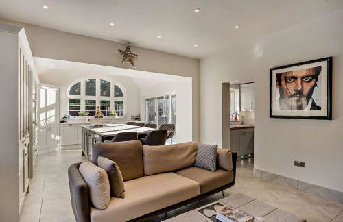 Luxury Detached House in Large Private Grounds, with Outdoor Jacuzzi and Sauna - Foto 59