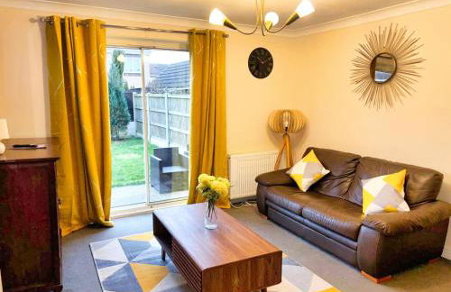 2 Bed Semi - Sleeps 4 - Private Garden & Parking - Quiet Cul De Sac Location - Dog Friendly - Fast Wifi - Close to Motorway Access - Foto 3