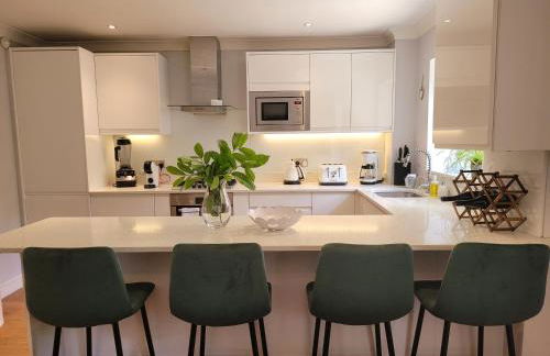 Three Bedroom Apartment by Beautiful Park - Photo 1