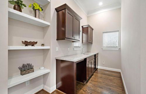 Modern Loft Unit with Patio at the Galleria - Foto 9