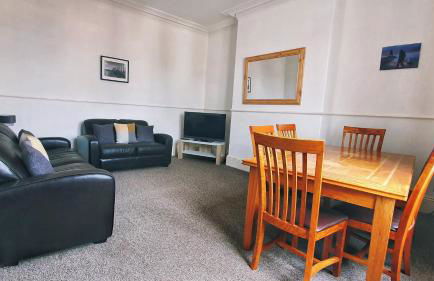 Free Parking, Huge 4 King Bedroom Townhouse, Fast WIFI, Fully Equipped Kitchen, 15 min drive to Nissan, 20 min to Newcastle Sunderland, Ideal for Long Term Contractor etc Stays, Regular Housekeeping Option - Dwellcome Home Ltd - See Our Site for Assurance - Foto 15