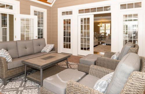 Exquisite home with pool, enclosed yard, fireplace, central AC, & washer/dryer - Foto 14