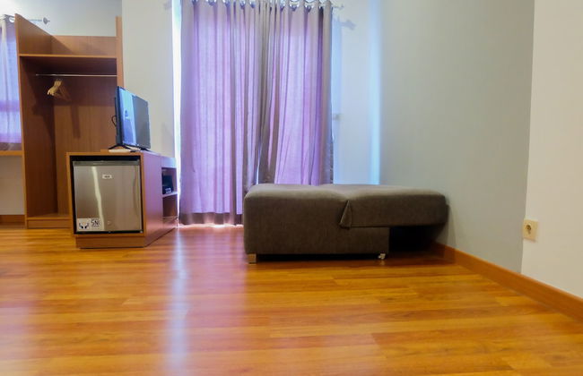 Azalea Suites Cikarang Studio Apartment with Bathtub - Photo 9