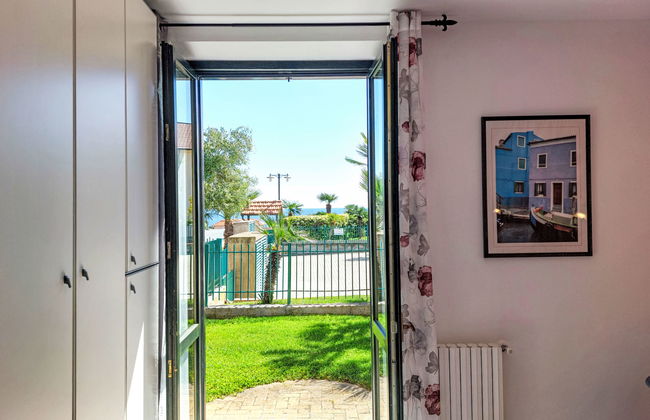 3 bedroom Apartment in Cipressa with swimming pool and garden - Photo 37