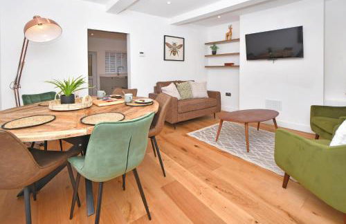 Chapel House by YourStays - Two bed cottage in Market Town of Sandbach, high end finish - Photo 6