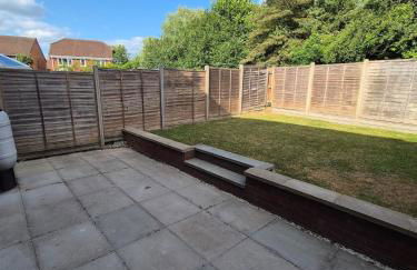 Bright & Cozy 3 Bed House with Parking - Photo 11