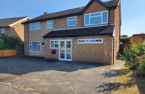 Kennedy Villa - 5 Bedroom House with Hot Tub, WiFi, Free parkings, Close to Bicester Village - Foto 40