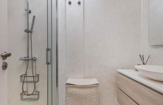 Cozy 2BR Retreat With Big Terrace, Peaceful Stay Minutes Away From the Beach - Foto 17