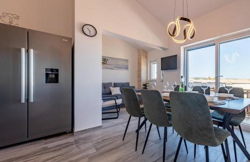 Beautiful Apartment In Prizna With Wifi - Photo 4