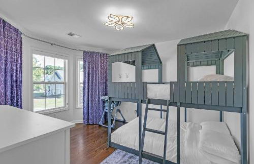 Modern 6BR Haven with Playroom, Gym & Deck! home - Photo 11