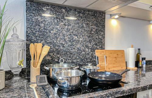 Gemütliche Ferienwohnung mit 2 Schlafzimmern, kostenfreiem Parkplatz, modernem Bad, Küche, Waschmaschine & Trockner - Foto 33