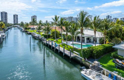 Seven Palms Waterfront- Private Dock, Heated Pool & Lanai -Walk to beach! by Maven Vacation Rentals - Foto 43