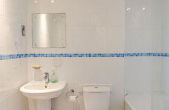 Amazing River view 2 bedroom apartment, sleeps 6, balcony and parking - Foto 33