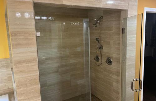 Quiet Forest Vacation home on a Private Road with Spacious Patios, Fire pit, Pet friendly and a Private pool - Foto 51