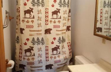 Riverside Cabin with Rare Claw-Foot Bathtub, Montana - Foto 13