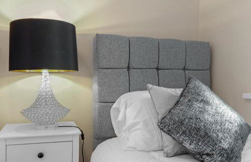 Family-Friendly 4-Bed near Parks & Transport Links - Foto 29