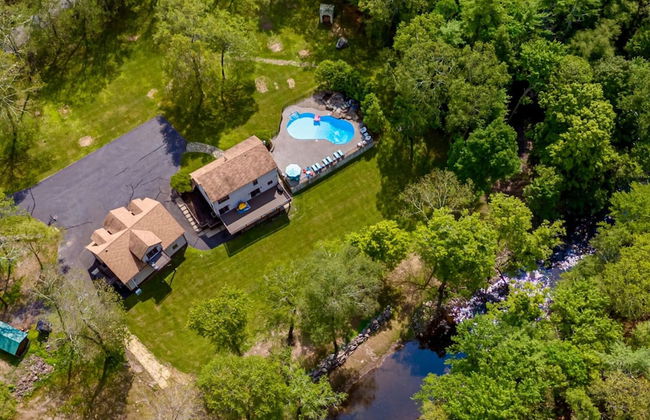 Family Fun Oasis Hot Tub Steam Room Pool Stream Firepit Games - Foto 7