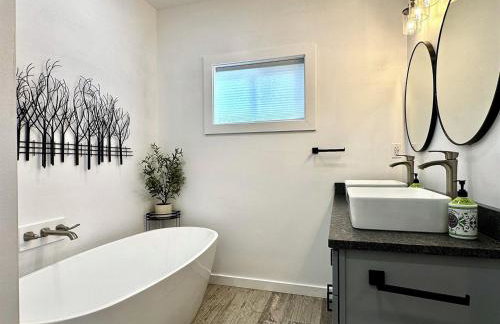 Cozy Cabin w Private Hot Tub and Fire Pit - Foto 17