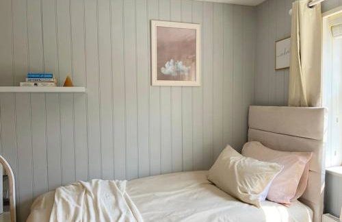 Artistic, Bright & Spacious 3 Bedroom Home - Foto 16