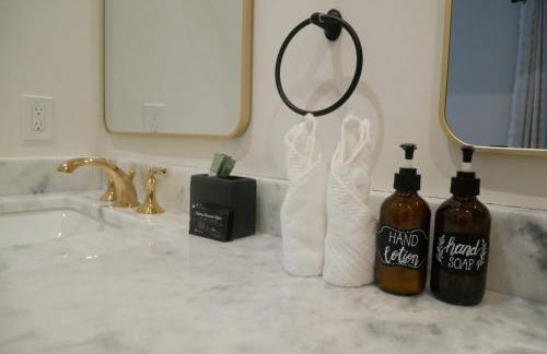 Entire Spacious Vacation Home - 1 mile to all Attractions - Foto 8