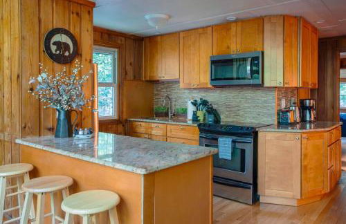 Gorgeous Chalet in the Poconos w/ Hot Tub! - Foto 6