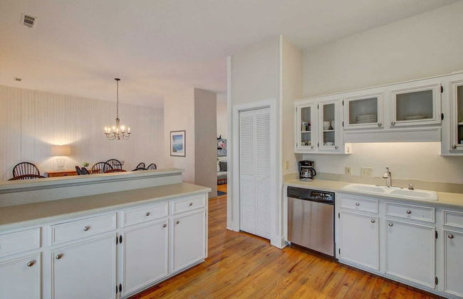 75 Grand Pavilion by Avantstay Steps From Beach + 2 Community Pools - Photo 5