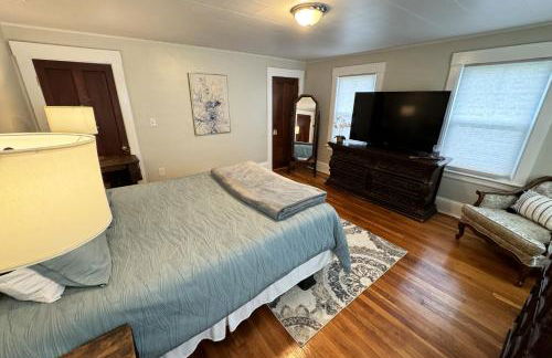 Large, Comfortable & Conveniently located Home - Foto 25