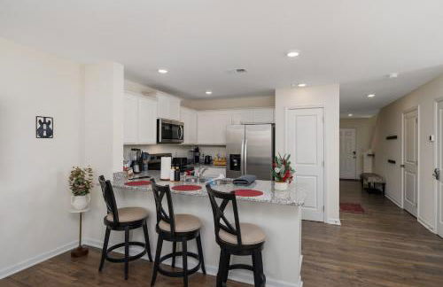 Stylish 3BR Getaway across Bristol Speedway - Foto 27