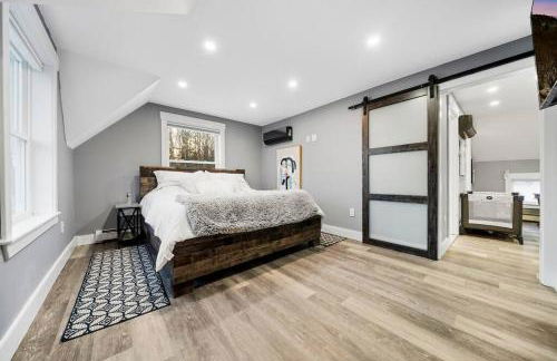 New Sunday River Ski Retreat with Hot Tub Spa - FirePit Sleeps 16 - Foto 75