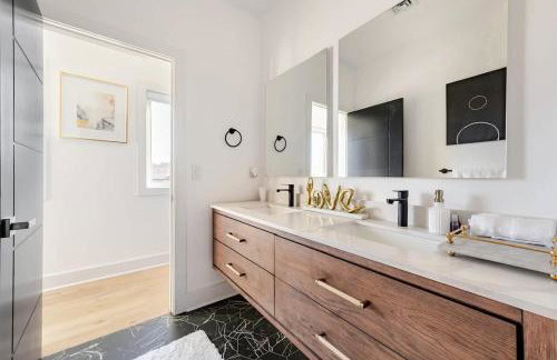 Modern Lakeview Home with Private Dock Sleeps 5 - Foto 34