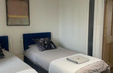 Creative Norfolk Chapel with Piano and Sauna Sleeps 10 - Foto 19