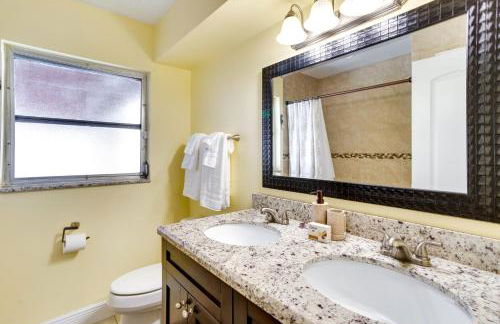 Pool and Screened-In Patio Tropical Florida Abode - Foto 20