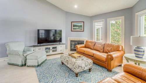 Marina and Pool Roomy Golf-View Home in Southport - Foto 5