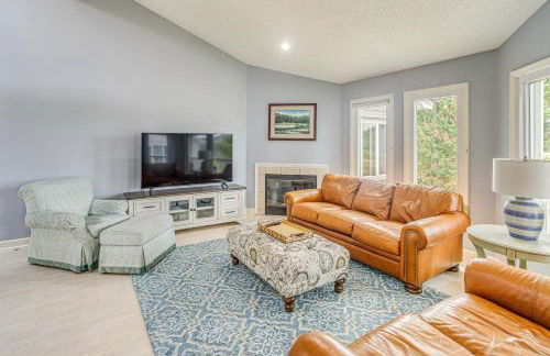 Marina and Pool Roomy Golf-View Home in Southport - Foto 5