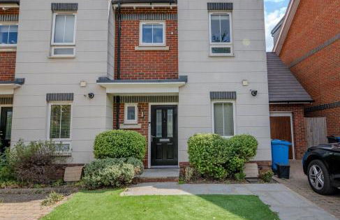 Family & Contractor Friendly 3 bed house Sleeps 8 in Maidenhead - Foto 16