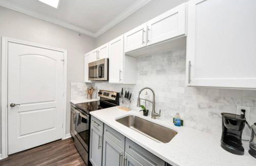 LUX Resort Inspired 2BR Near Houston Pool Gym - Foto 21