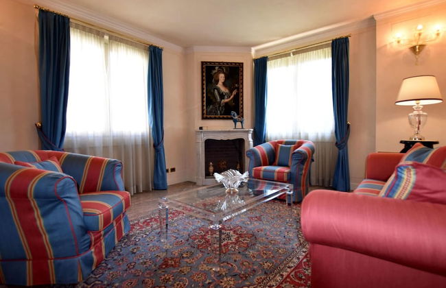 Luxurious Villa in Lombardy with Garden & Hot Tub - Photo 16