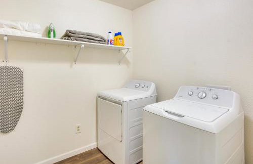 Thackerville Getaway with Porch - Near WinStar! - Foto 18