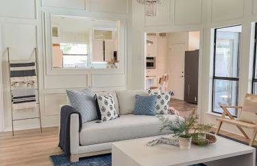 Luxe 4BR with Heated Pool and Hot Tub - Walk to Lake - Foto 10