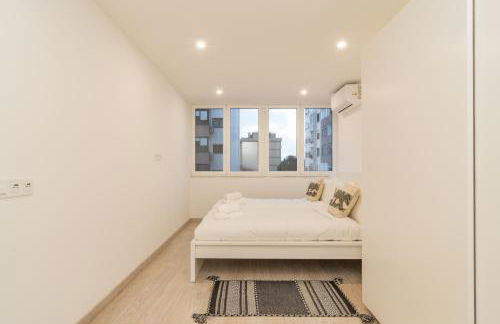 Stylish Apartment W/ River View by LovelyStay - Photo 33